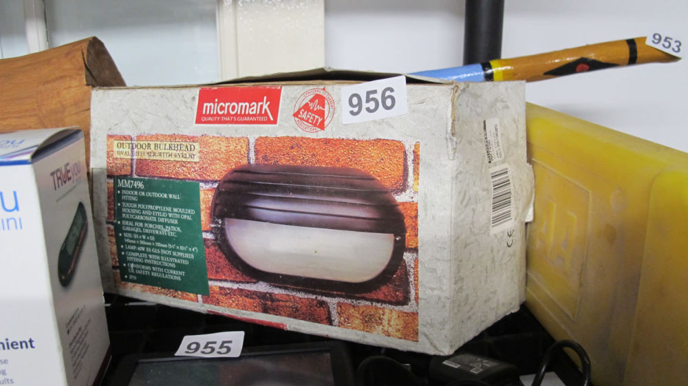 Lot 956: Outdoor bulkhead light