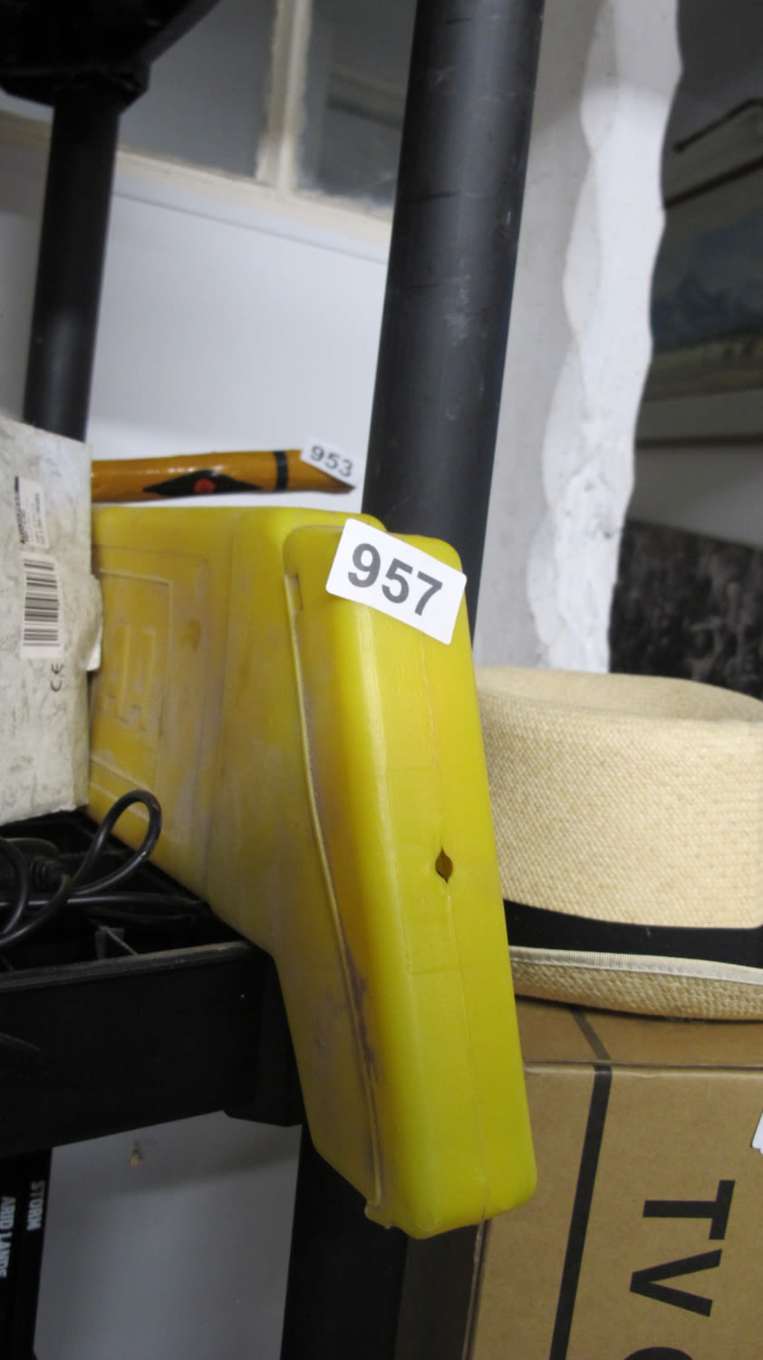 Lot 957: Warning triangle