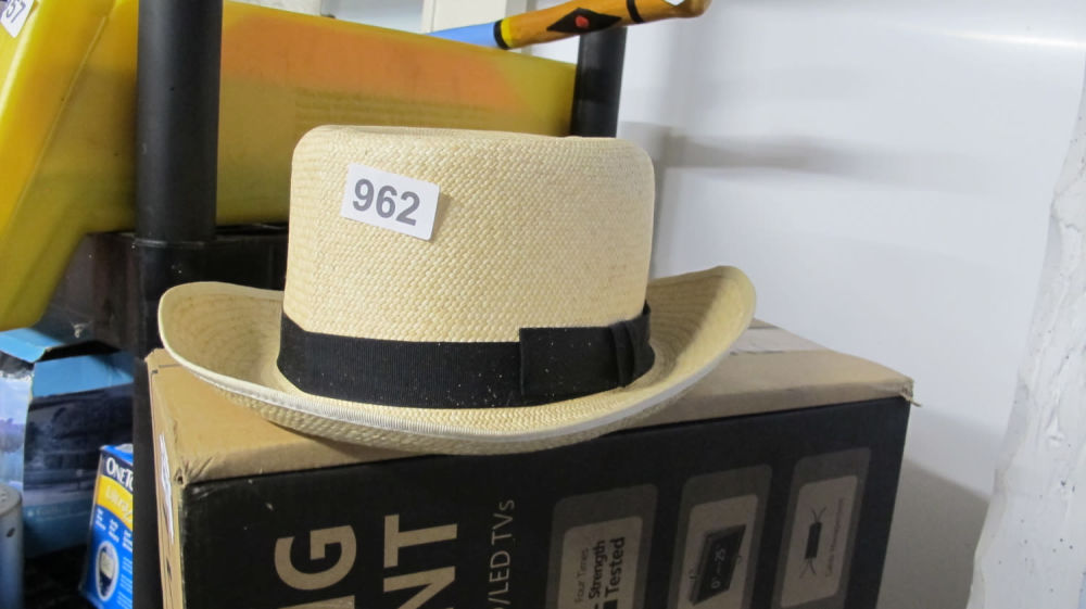 Lot 962: Straw hat