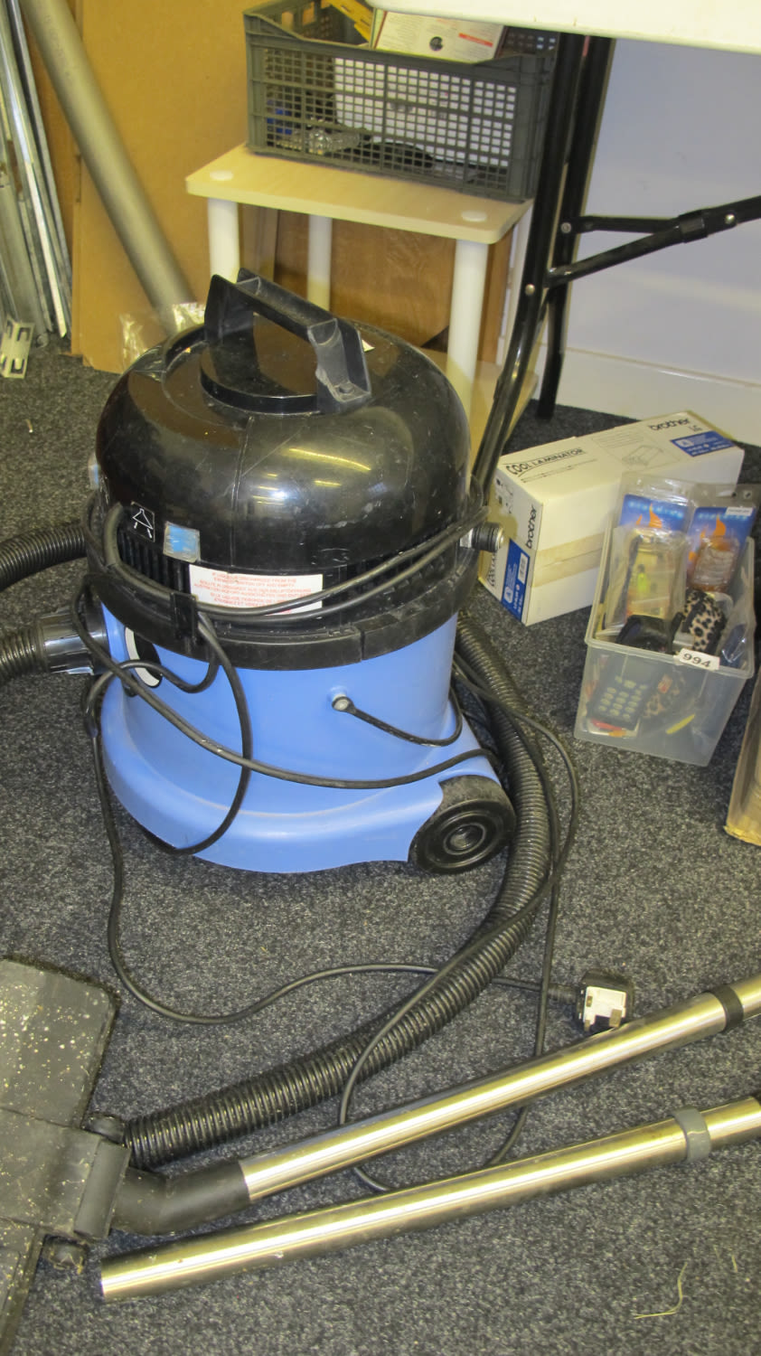 Lot 995: Aqua vac