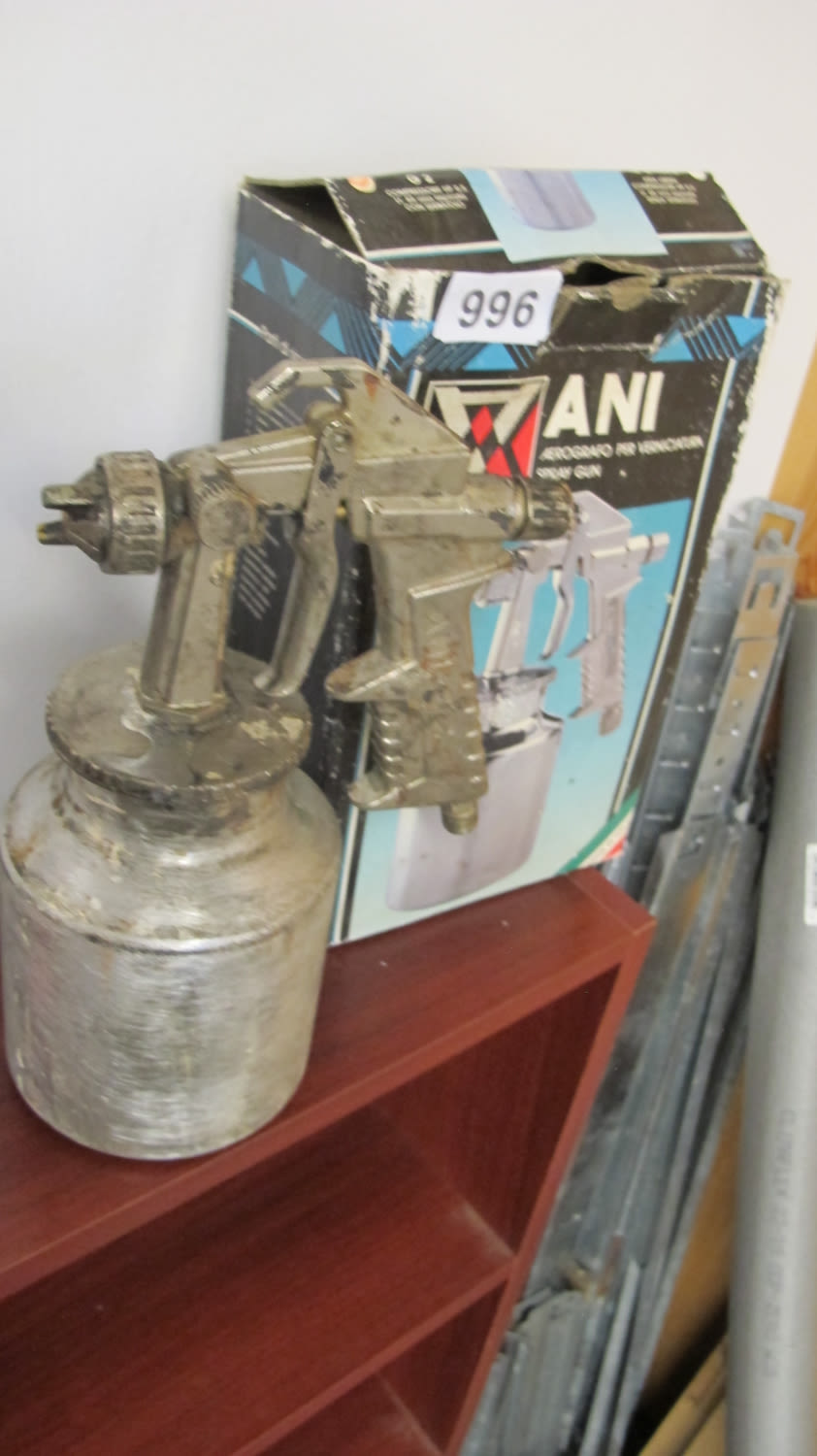 Lot 996: Spray gun