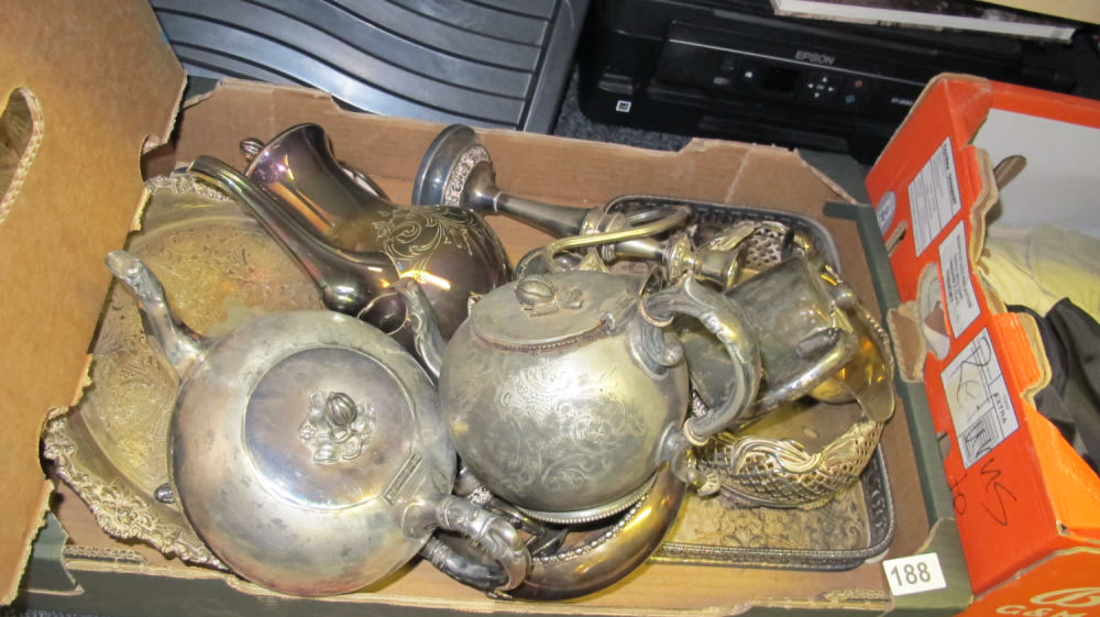 Lot 188: Box of metal ware