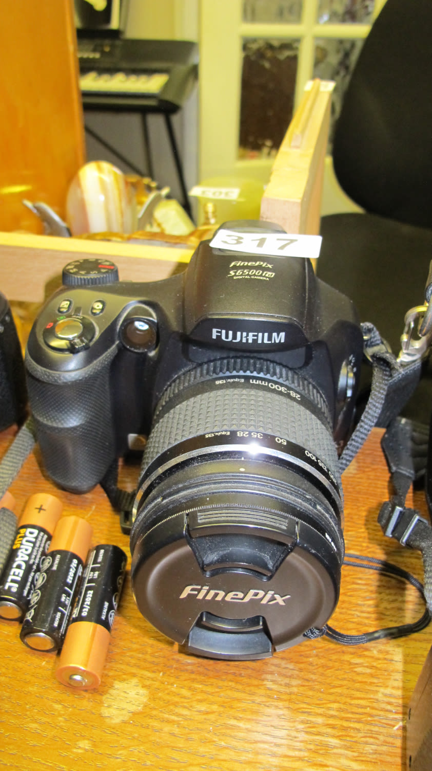 Lot 317: Fujifilm digital zoom SLR camera