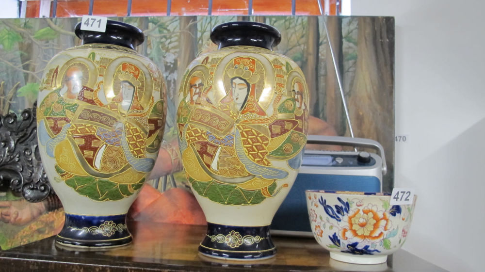 Lot 471: Pair of satsuma vases