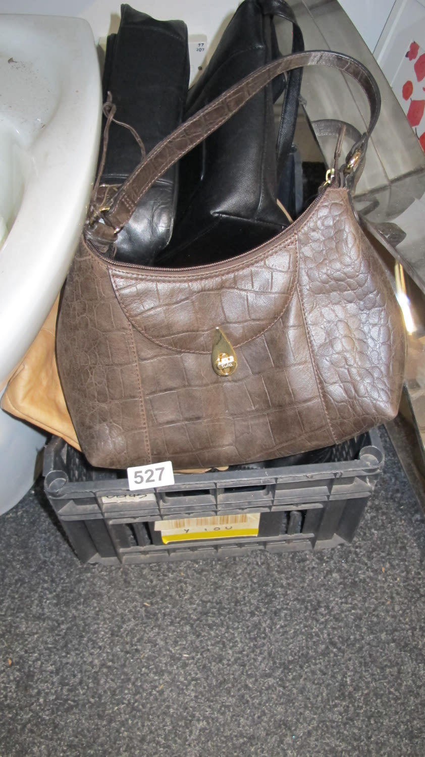Lot 527: Tub of bags