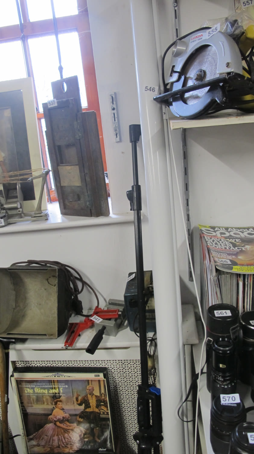 Lot 546: Projector screen