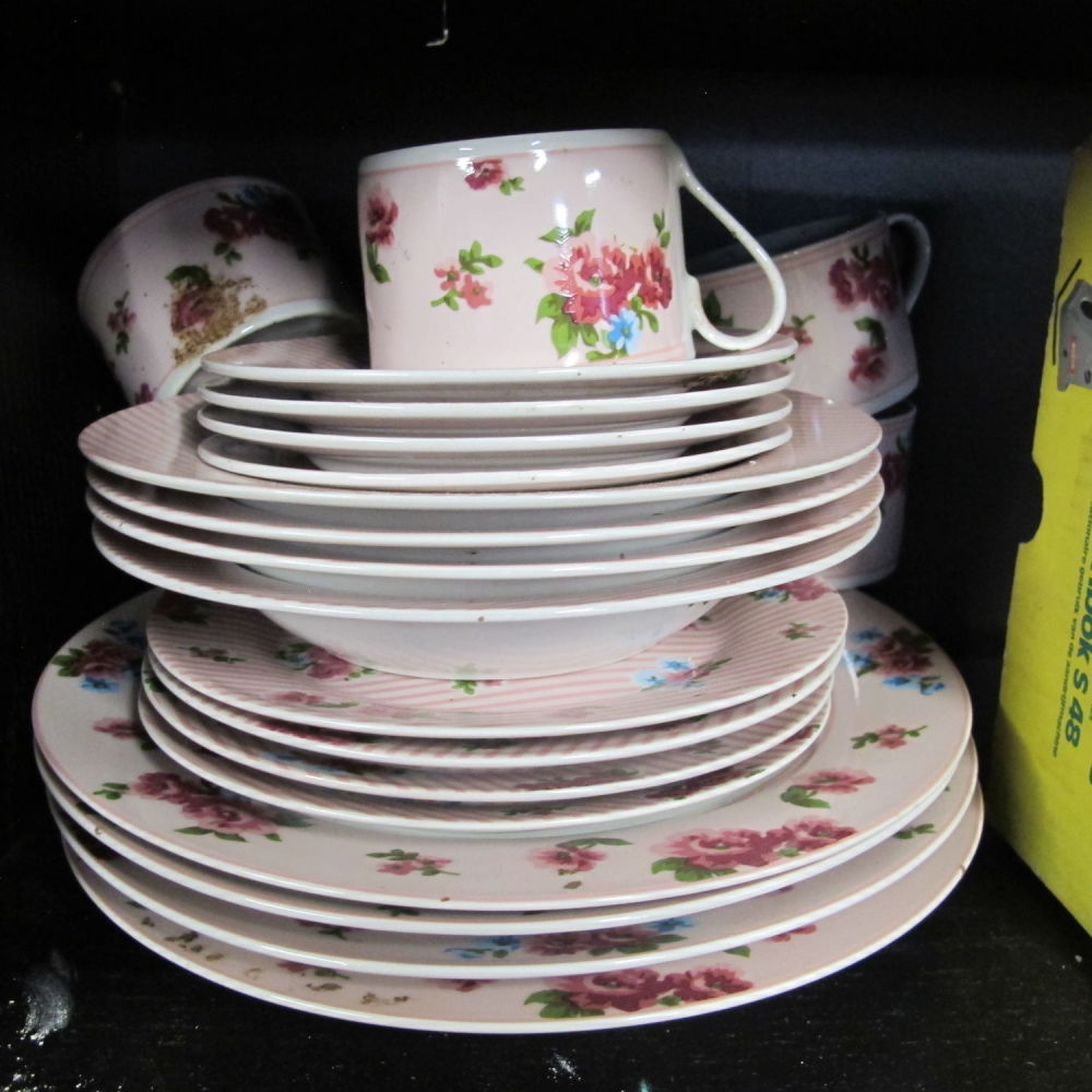 Lot 664: Part dinner service