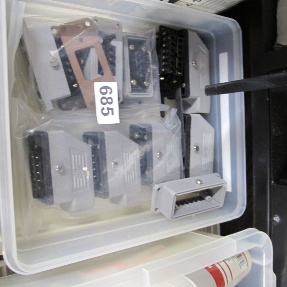 Lot 685: Scart connectors
