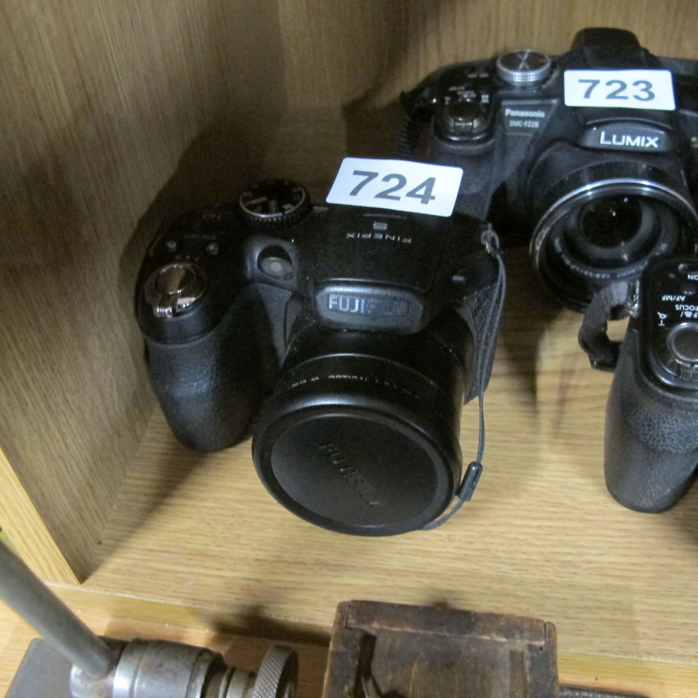 Lot 724: Fujifilm camera