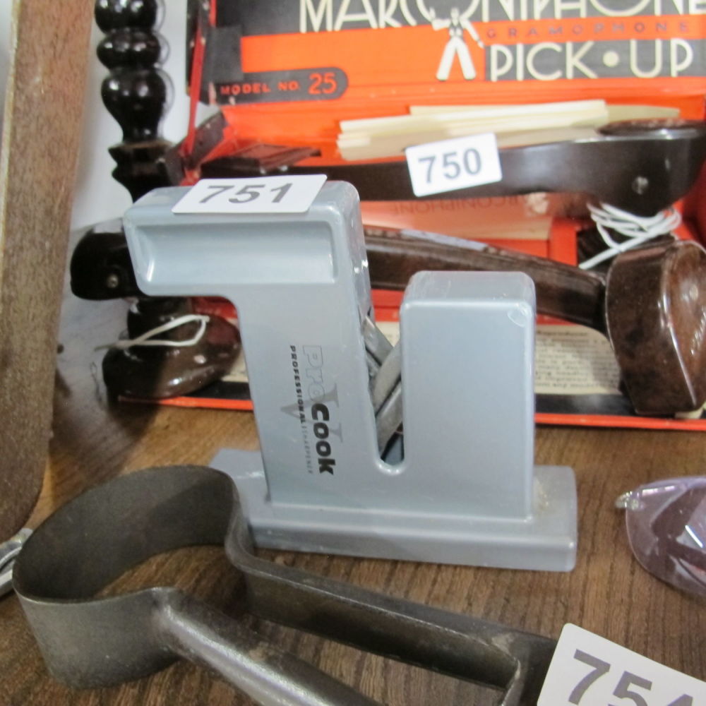 Lot 751: Knife sharpener