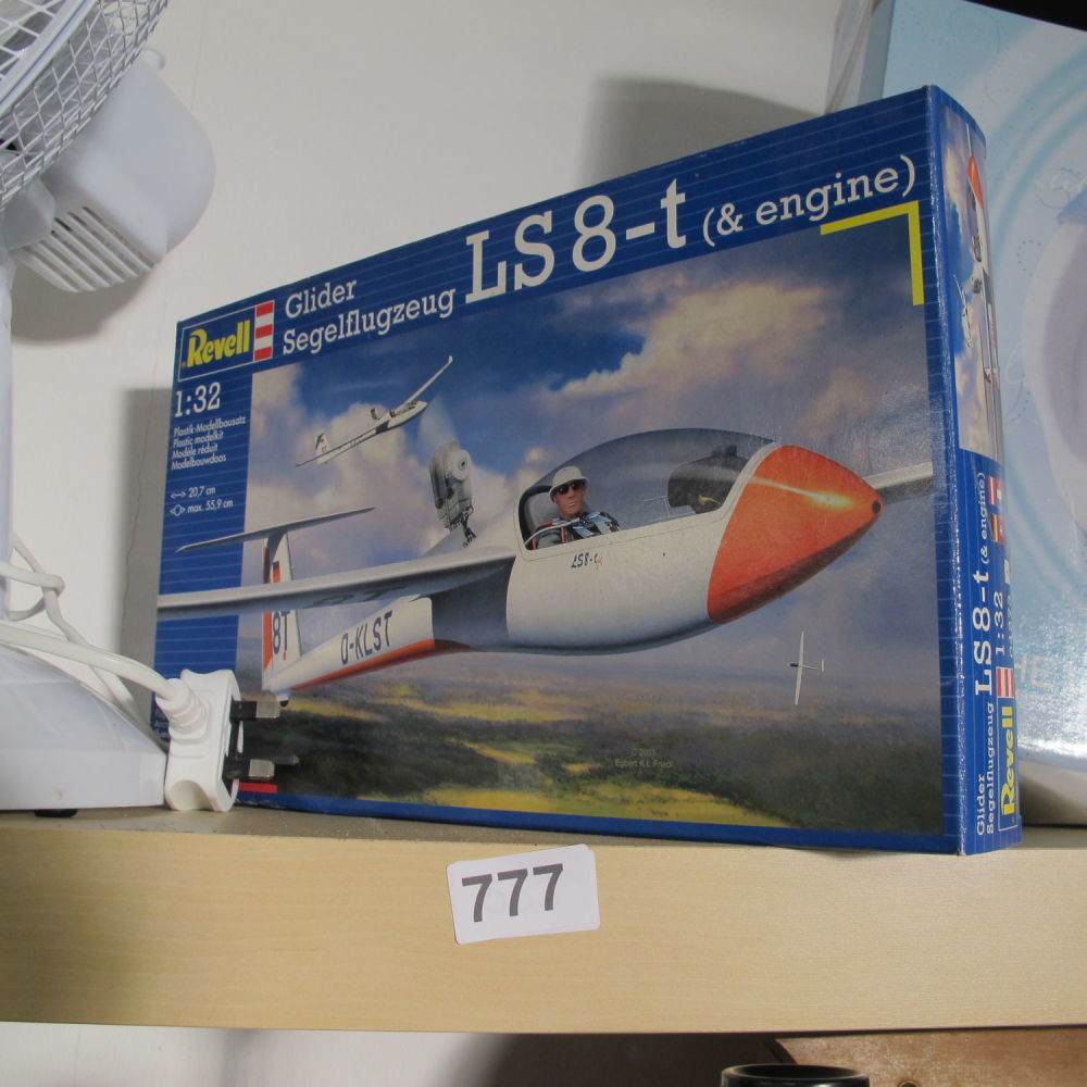 Lot 777: Model airplane