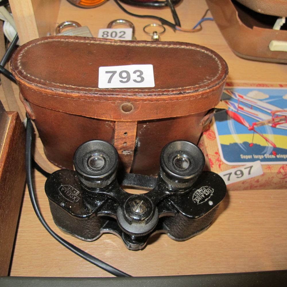 Lot 793: Binoculars