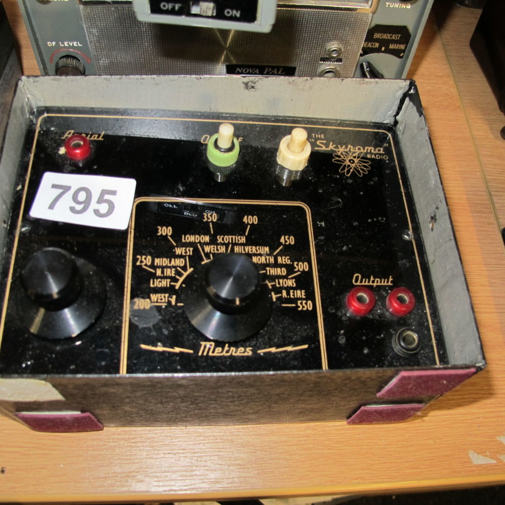 Lot 795: Vintage radio