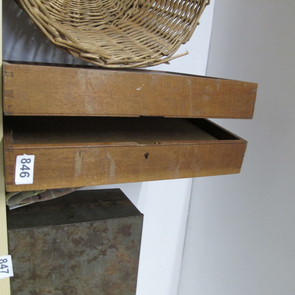 Lot 846: Wooden box
