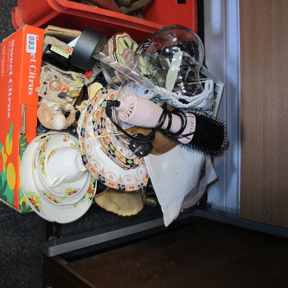 Lot 883: Box of misc