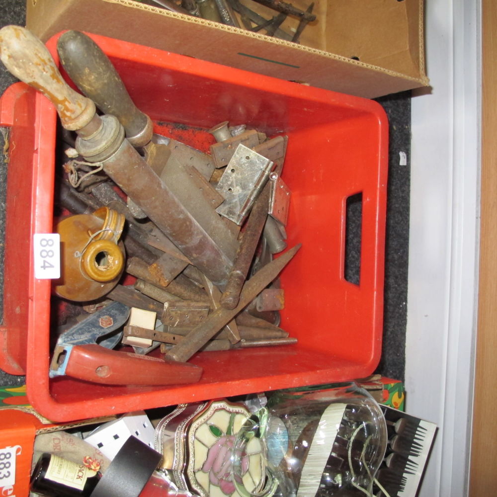 Lot 884: Box of misc