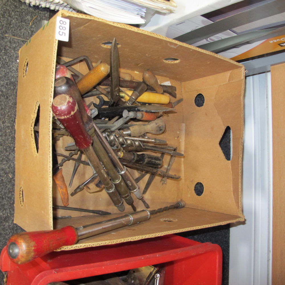 Lot 885: Box of misc tools