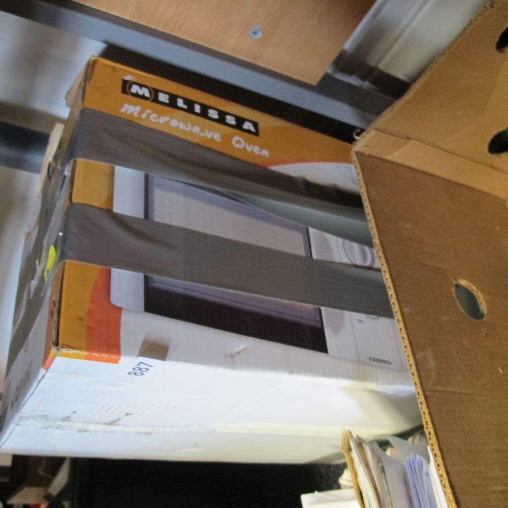 Lot 887: Microwave oven