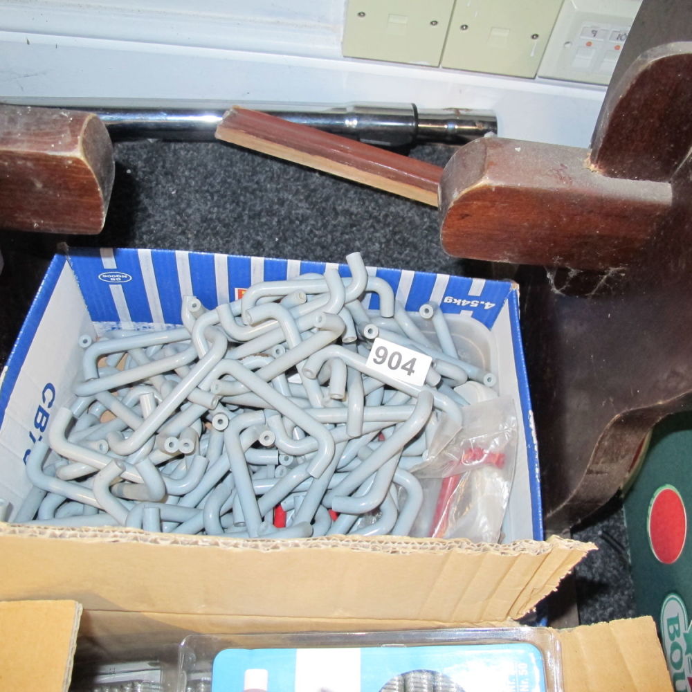Lot 904: Box of handles