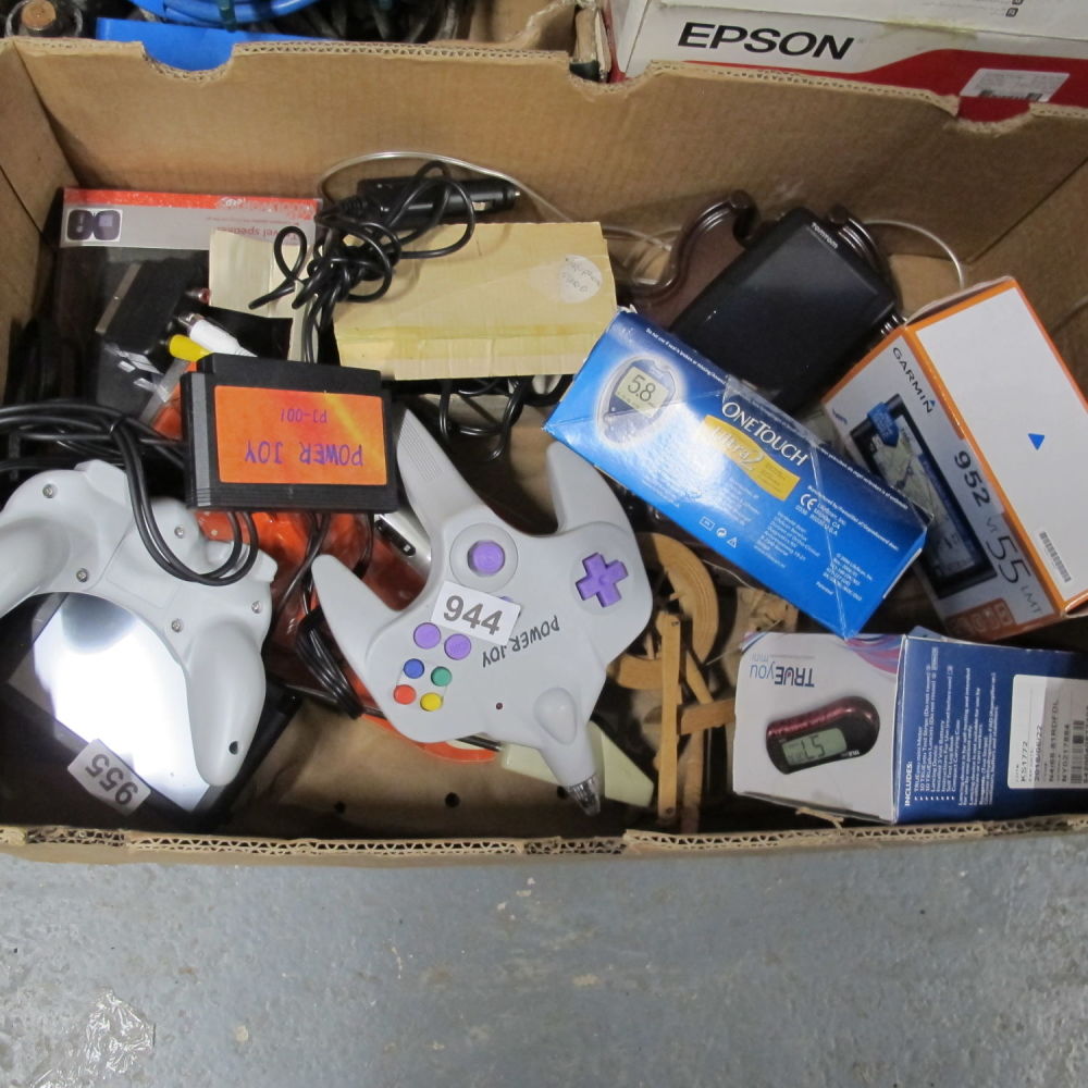 Lot 957: Box of misc