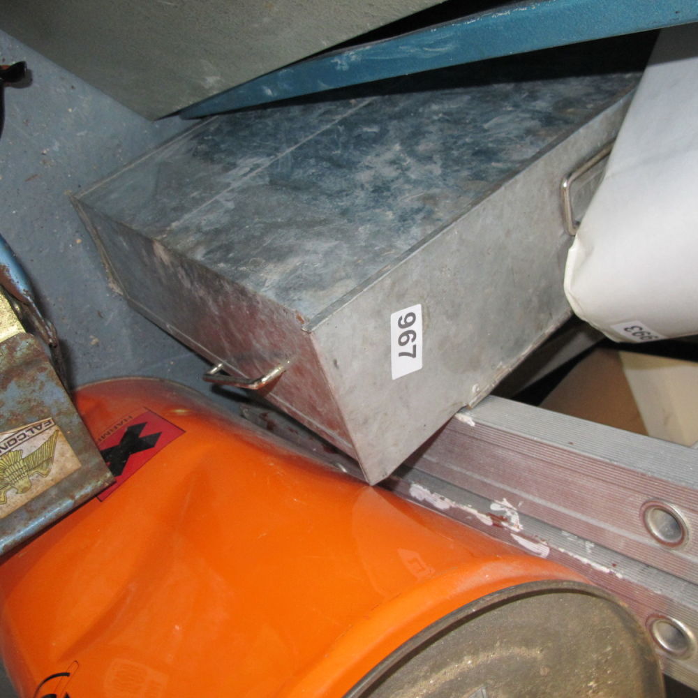 Lot 967: ash container