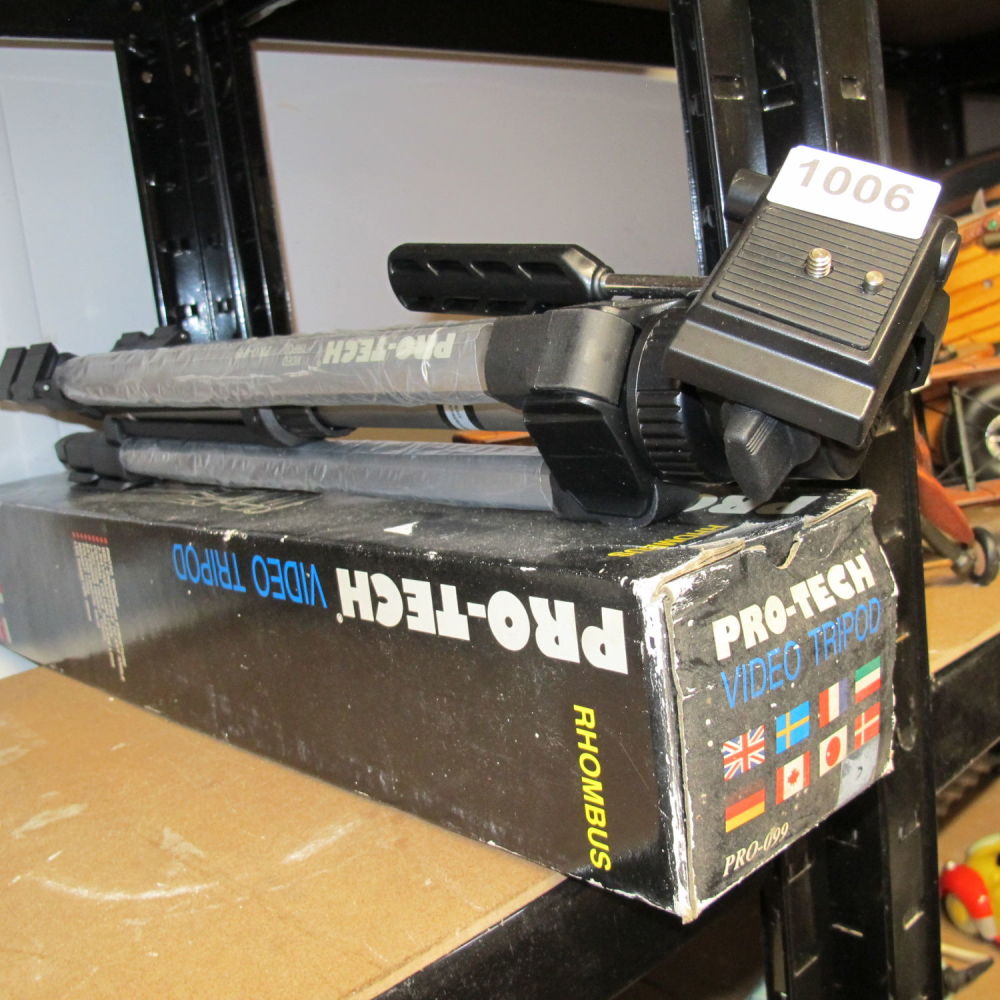Lot 1006: Camera tripod