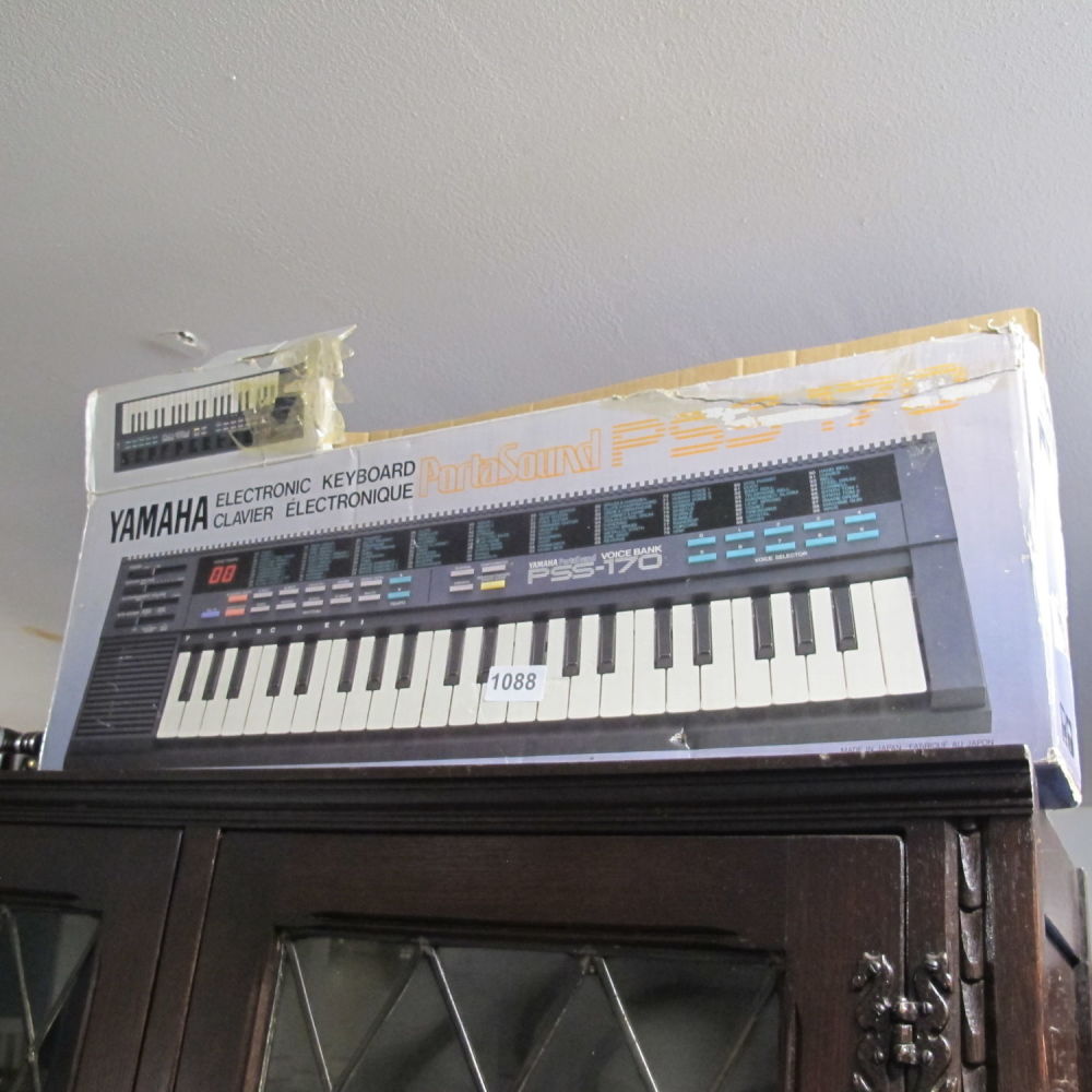 Lot 1088: yamaha keyboard