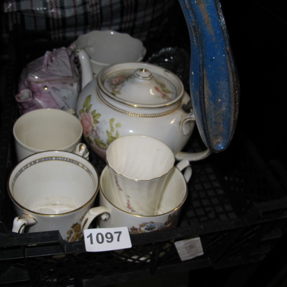 Lot 1097: Teapots etc