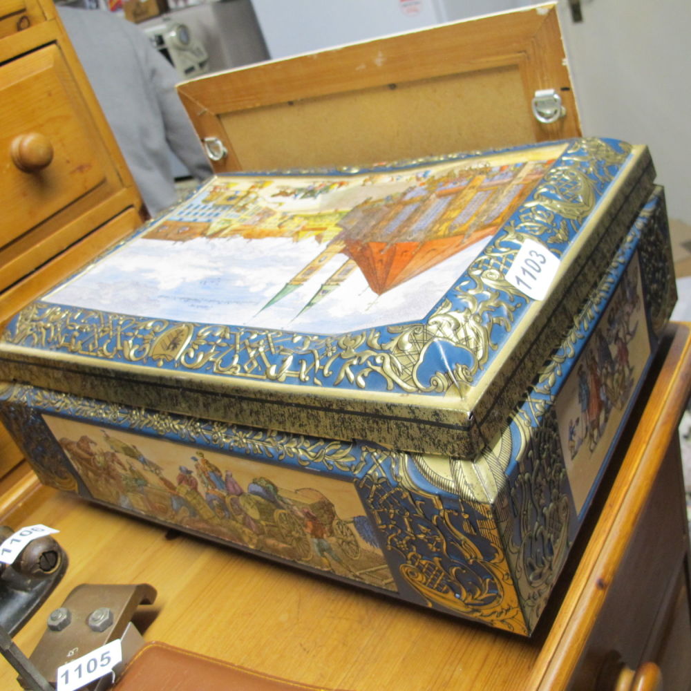 Lot 1103: Decorative biscuit tin