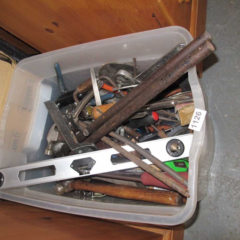 Lot 1126: Tub of tools