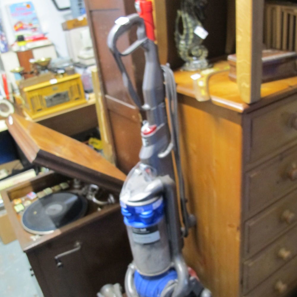 Lot 1138: Vacuum cleaner