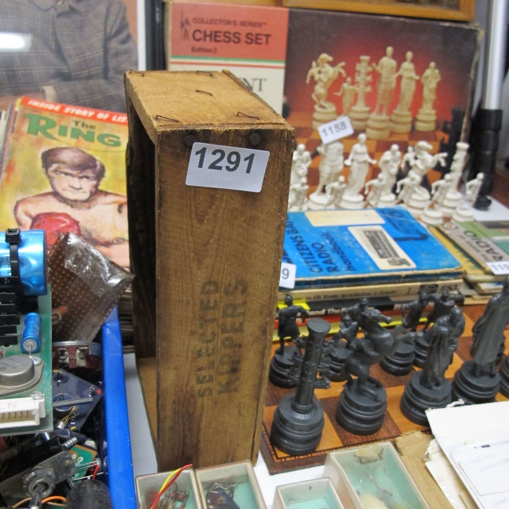 Lot 1291: Vintage kipper box