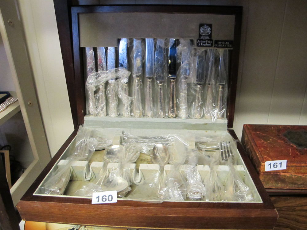 Lot 160: Wooden cased cutlery set