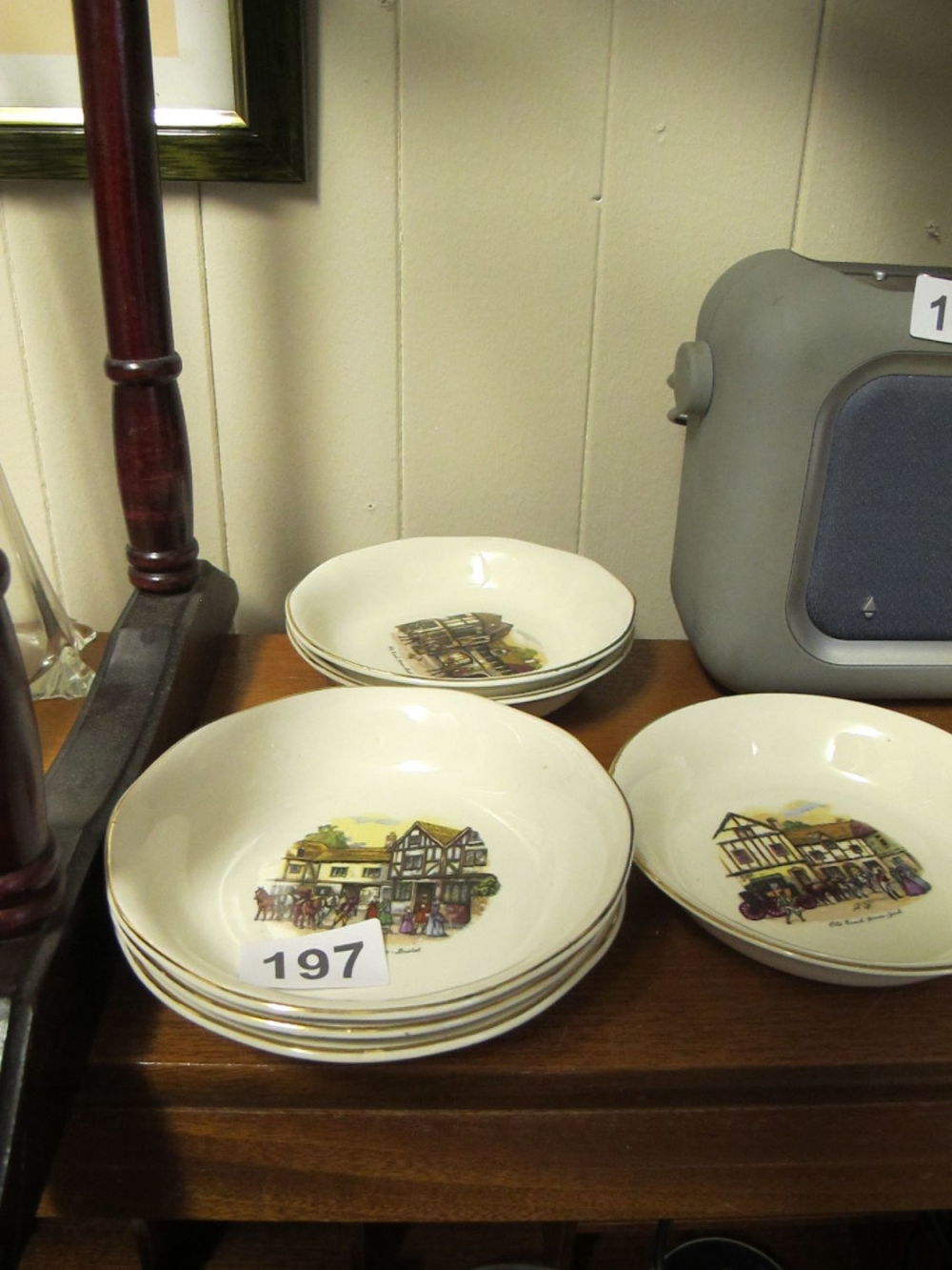 Lot 197: 6 x Vintage royal Tudor ware dishes