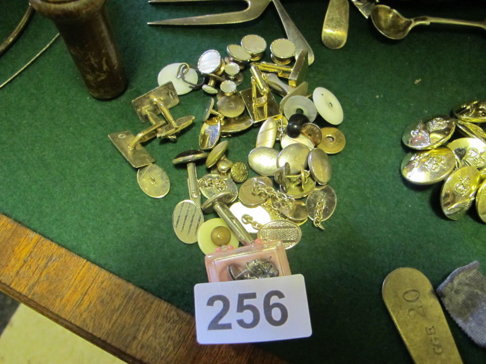 Lot 256: A quantity of cufflinks