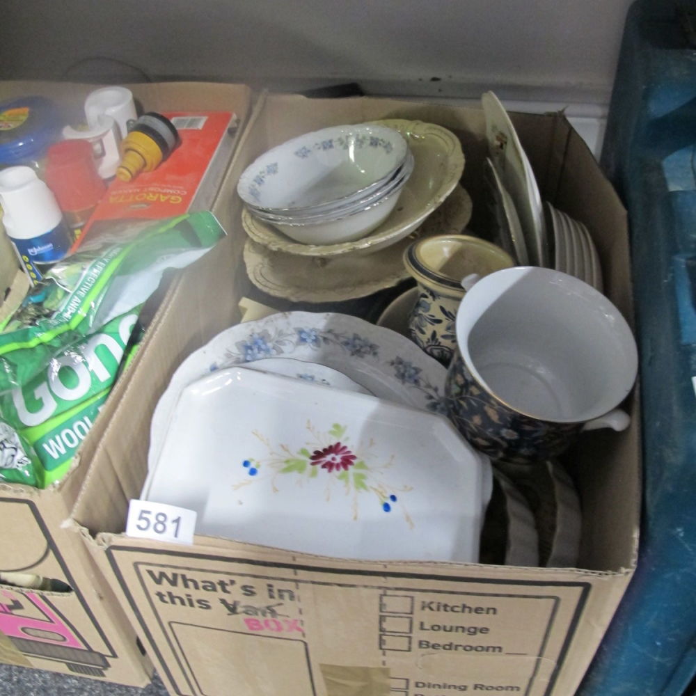 Lot 581: box of misc ceramics