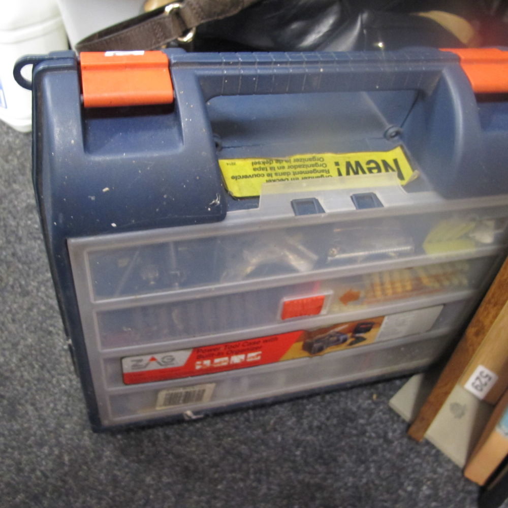 Lot 600: toolbox and contents