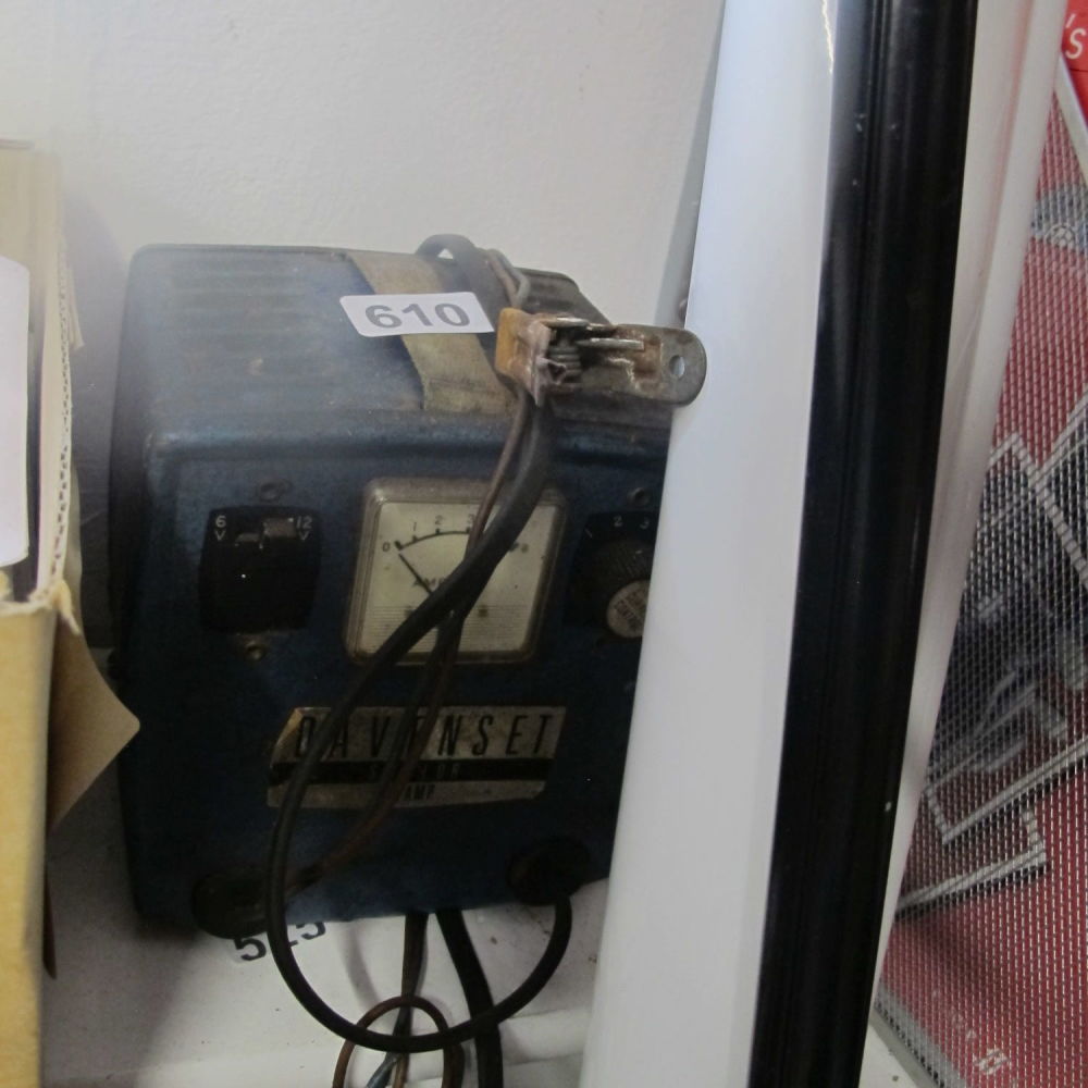 Lot 610: battery charger