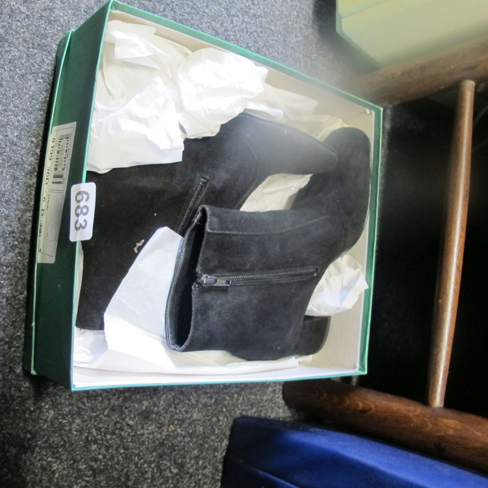 Lot 683: ankle boots size 6