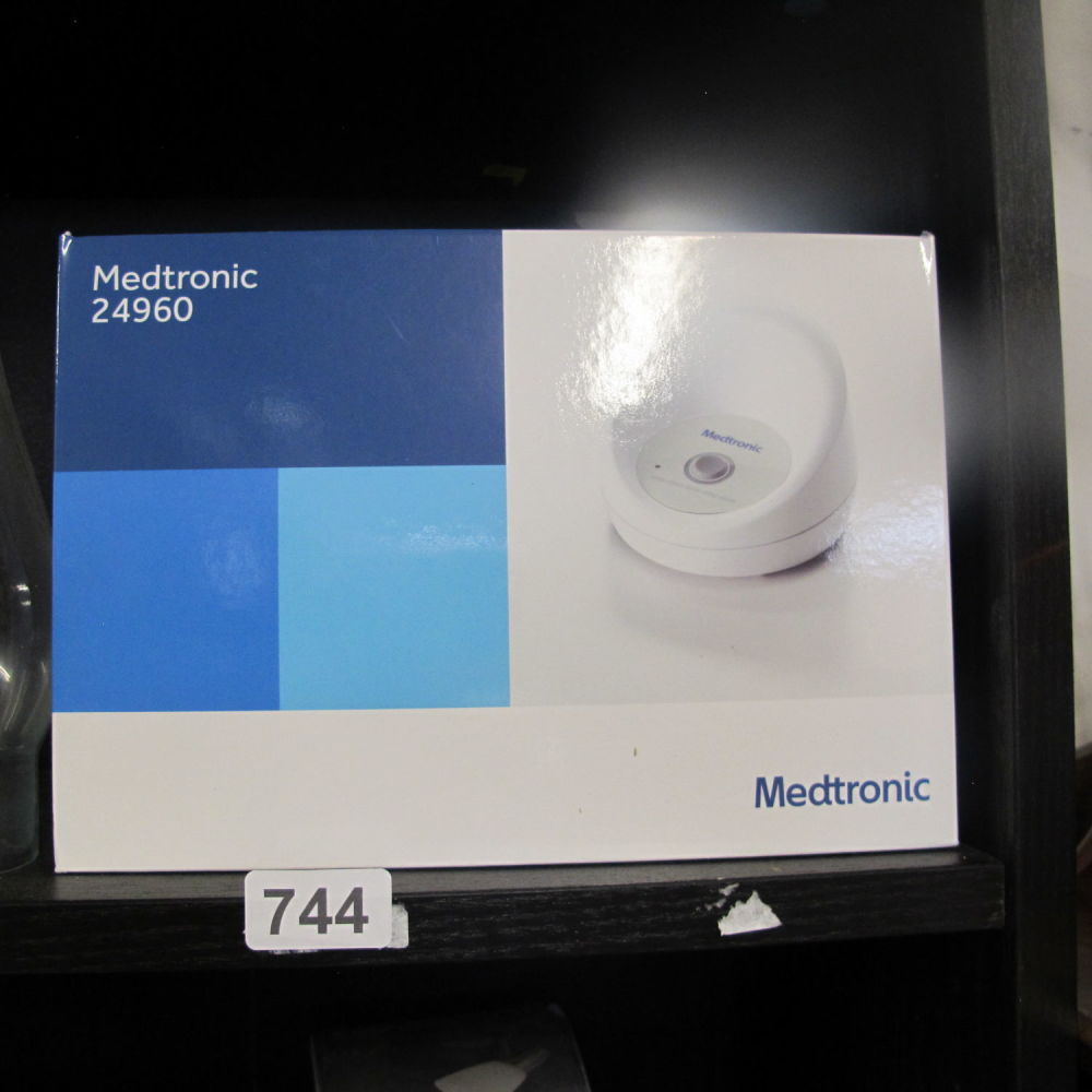 Lot 744: Medtronic pace maker monitor