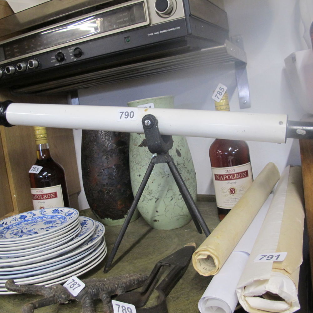 Lot 790: Vintage telescope