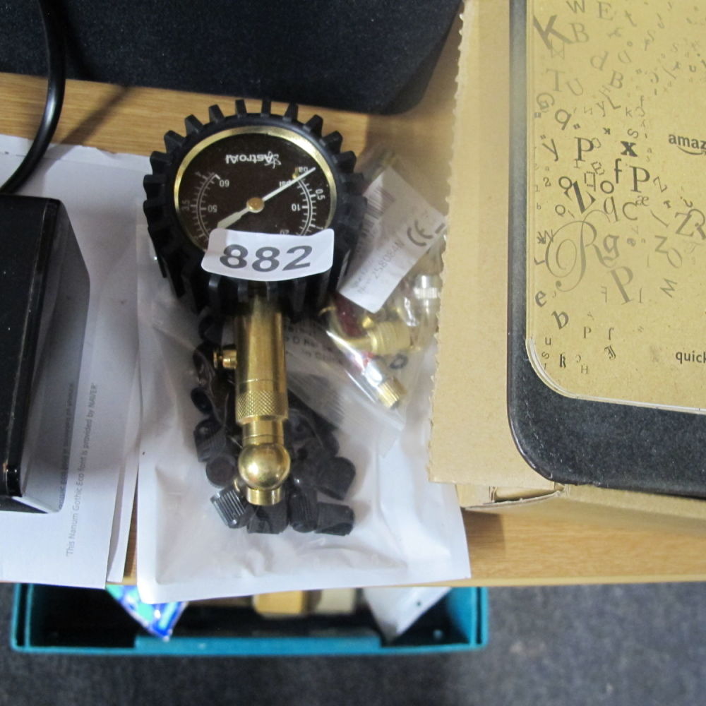Lot 882: pressure gauge