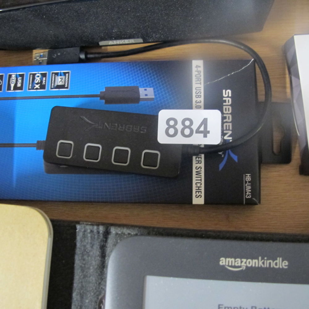 Lot 884: USB hub