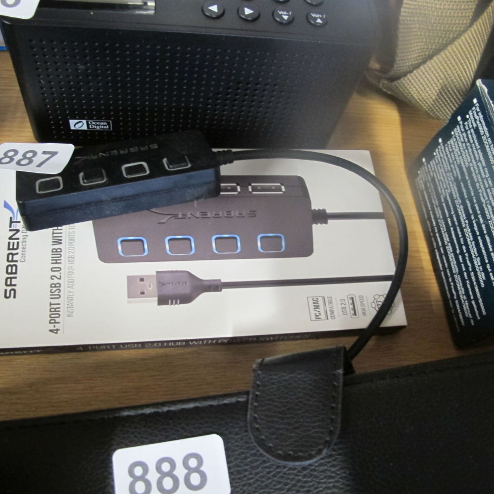 Lot 887: USB hub