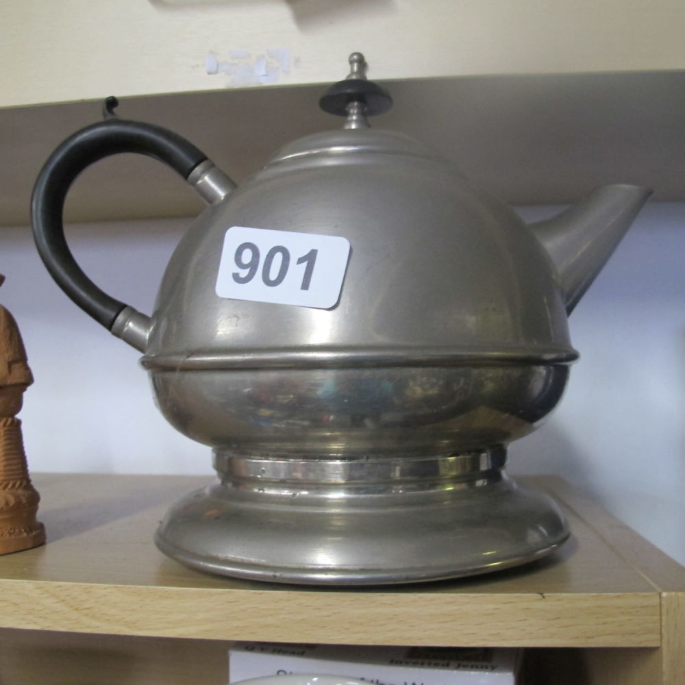 Lot 901: Teapot