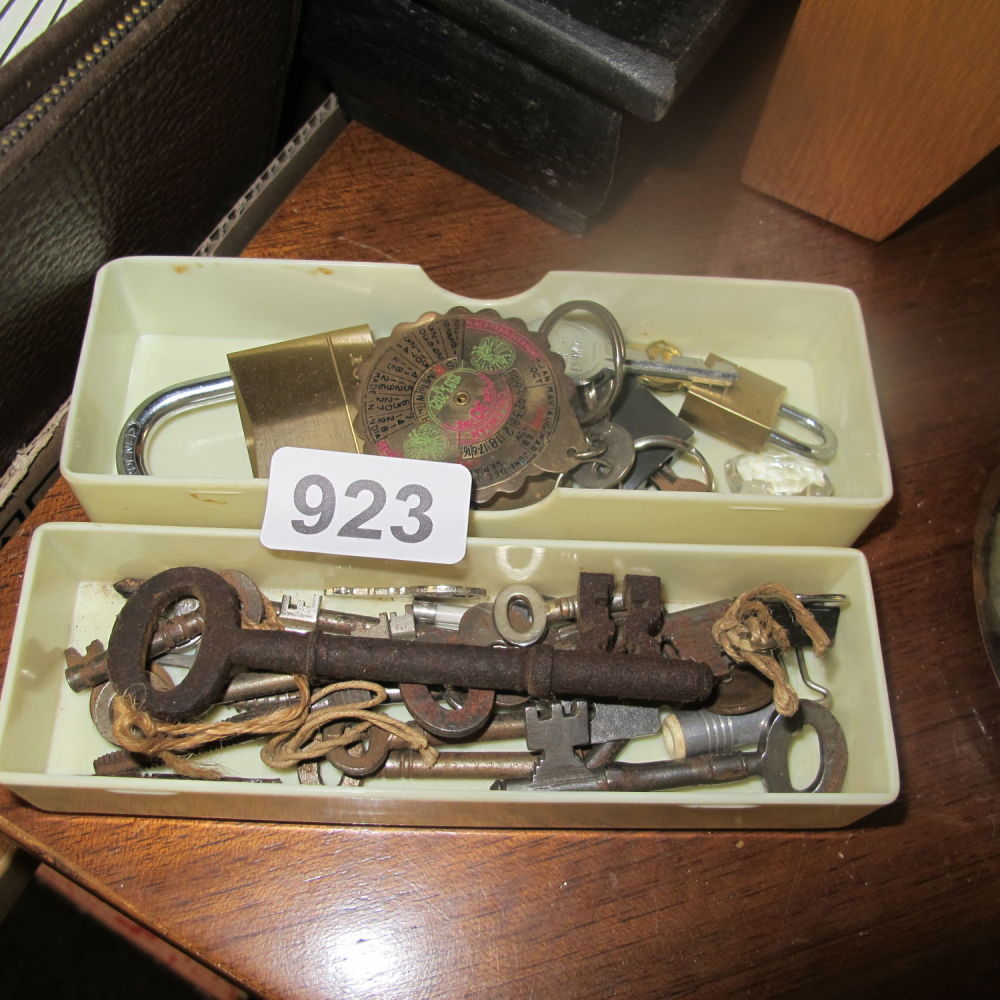 Lot 923: Keys etc