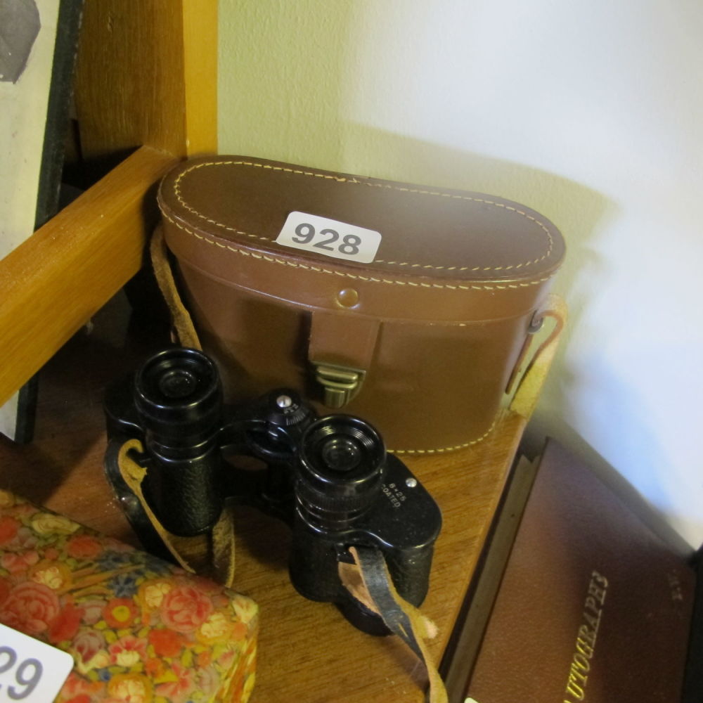 Lot 928: Cased binoculars