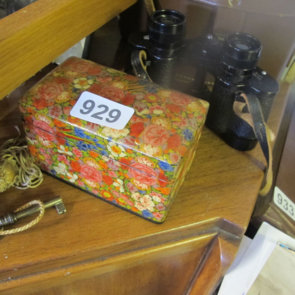 Lot 929: Vintage tin