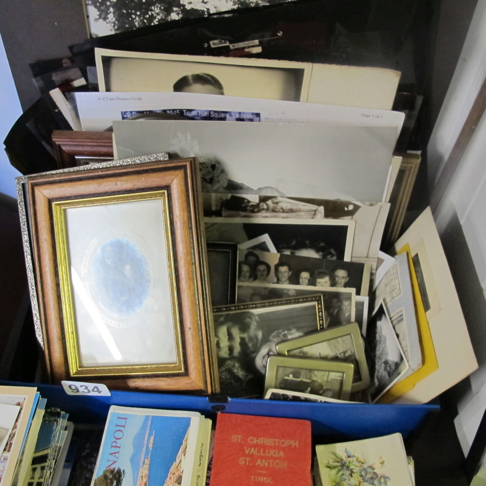 Lot 934: Box of photographs and ephemera