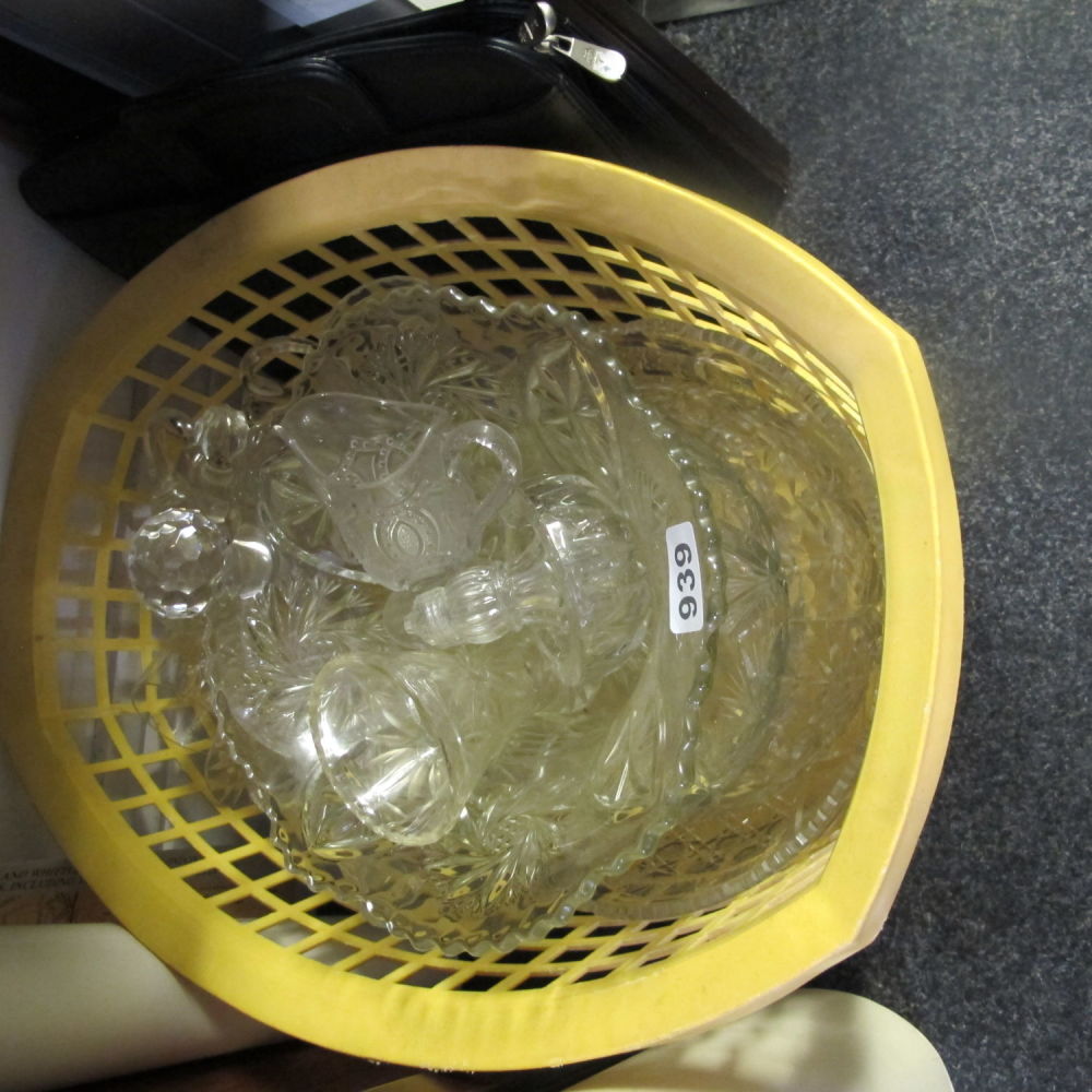 Lot 939: Basket of glass